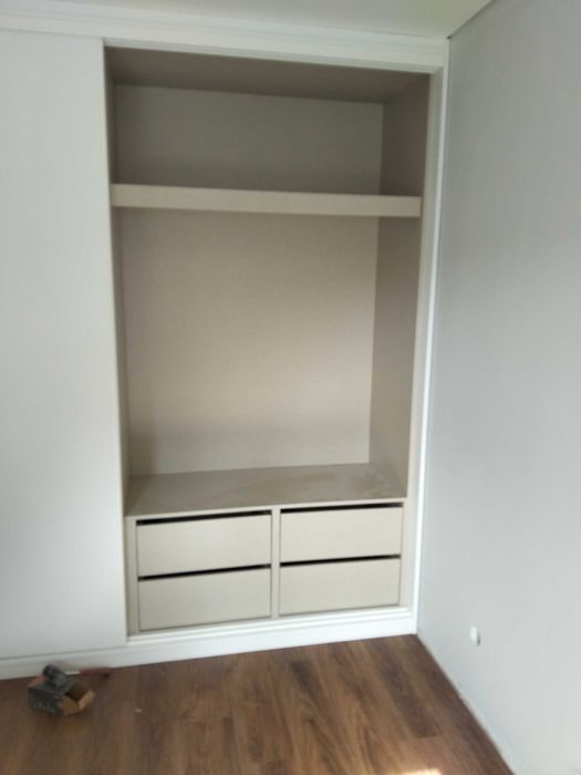 Colocação de flutuante vinílico e serviço de carpintaria