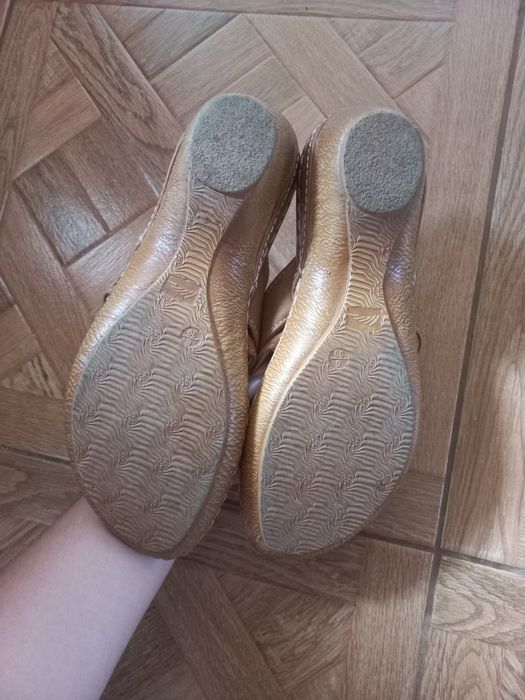 Віддам безкоштовно взуття