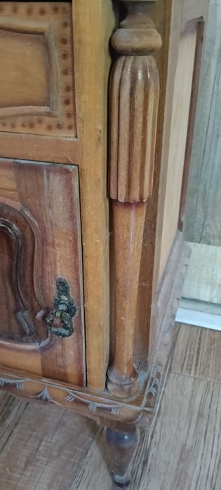 Mesa de cabeceira de madeira.