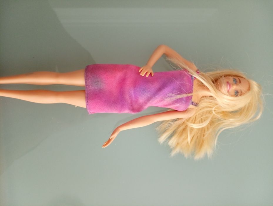 3 bonecas: 2 Barbies  e 1 Princesa Ana