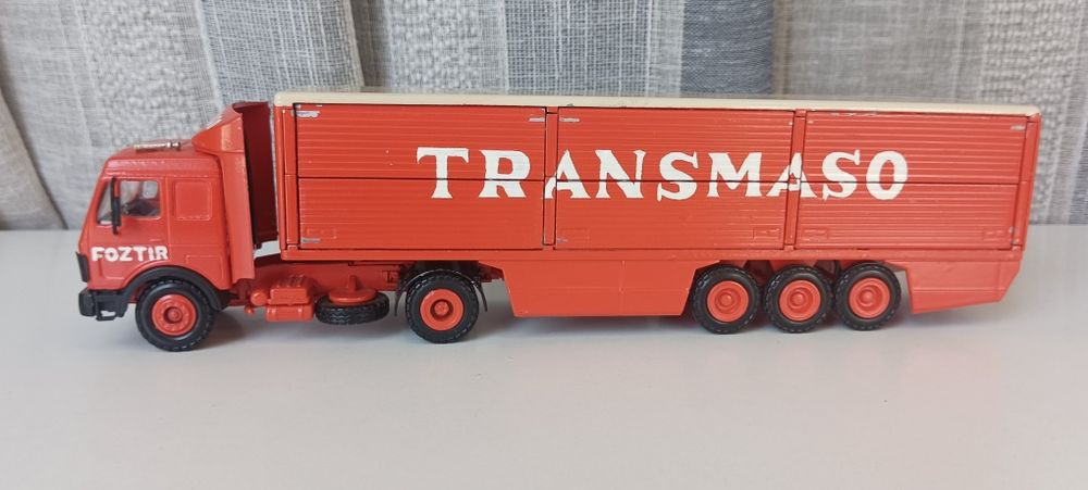 Camião Mercedes escala 1/50
