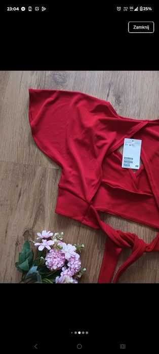Czerwony crop top z wiązaniem ma plecach