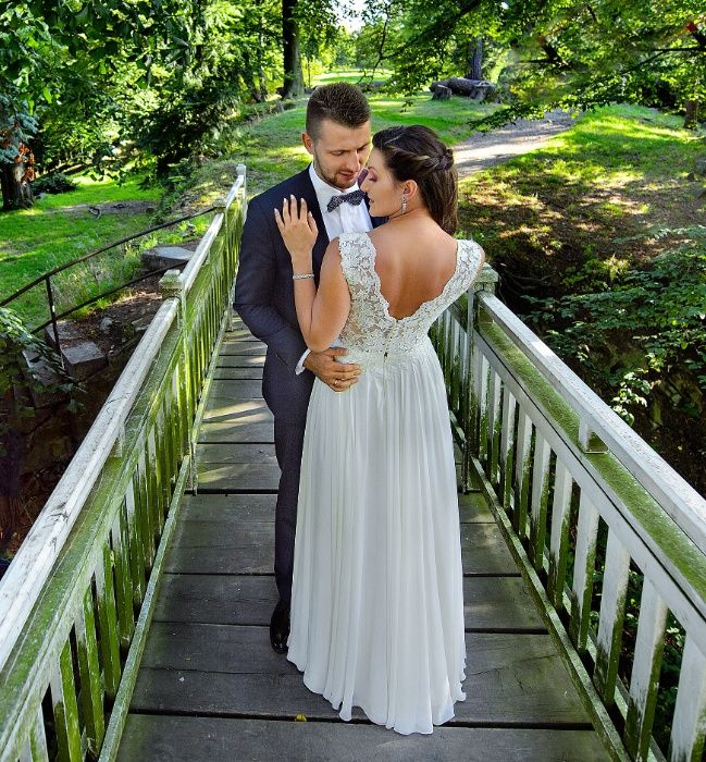 Piękna suknia ślubna w kolorze ecru