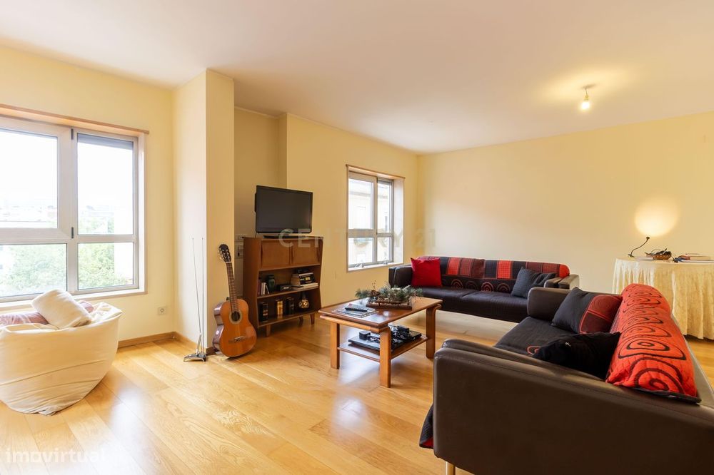 Apartamento com áreas de T3 | Sala de 40 m² | Garagem | Avenidas Novas