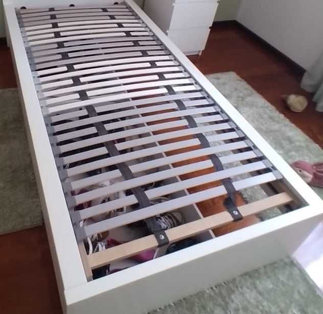 Estrado Ikea "lonset" e colchão viscoelástico