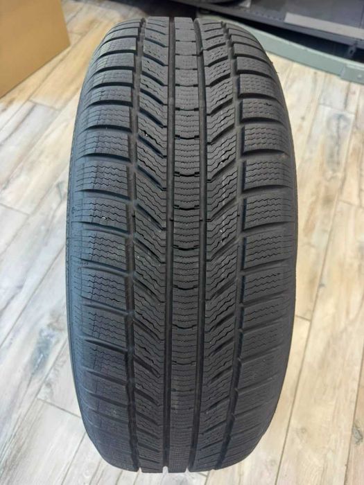 Зимові шини CONTINENTAL 235 60 R18