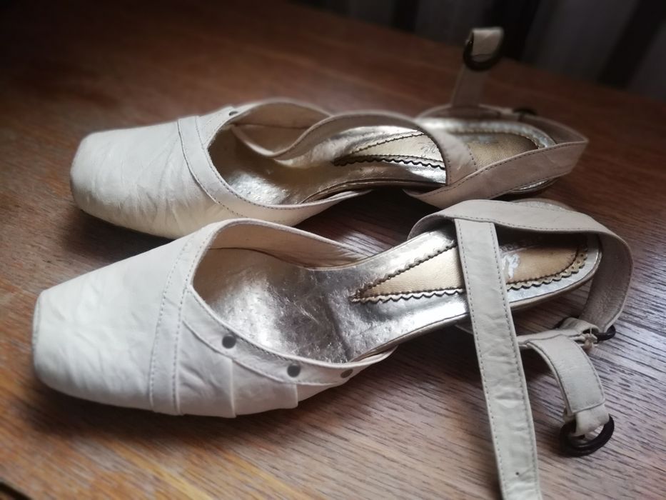 Buty. Skórzane  bezowe