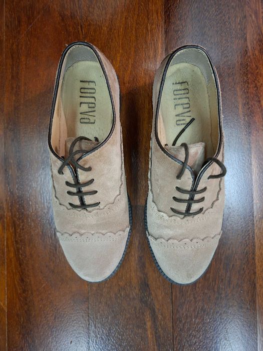 Sapatos em pele camurça bege claro com atacadores Foreva