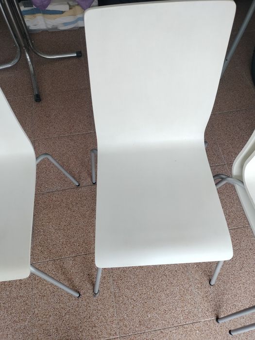 12 cadeiras brancas IKEA