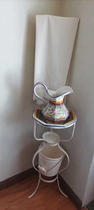 Lavatórios de loiça antigos