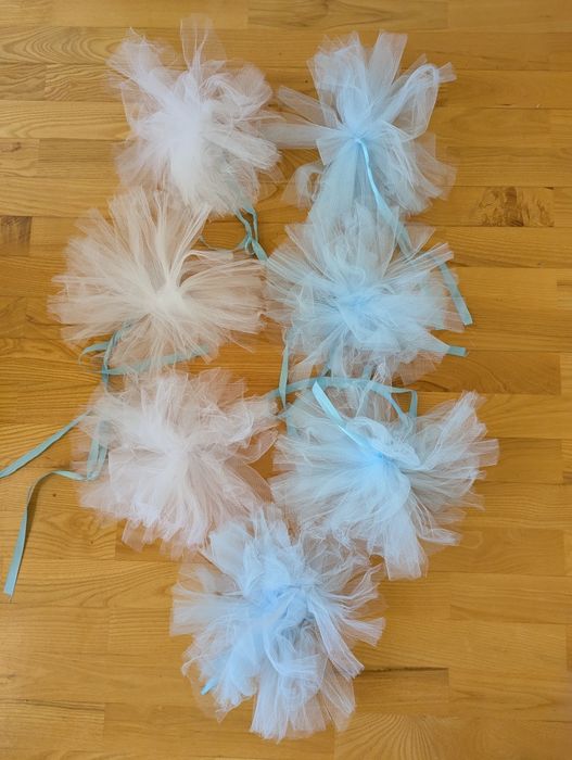 Tiulowe pompony pozostałości po weselu