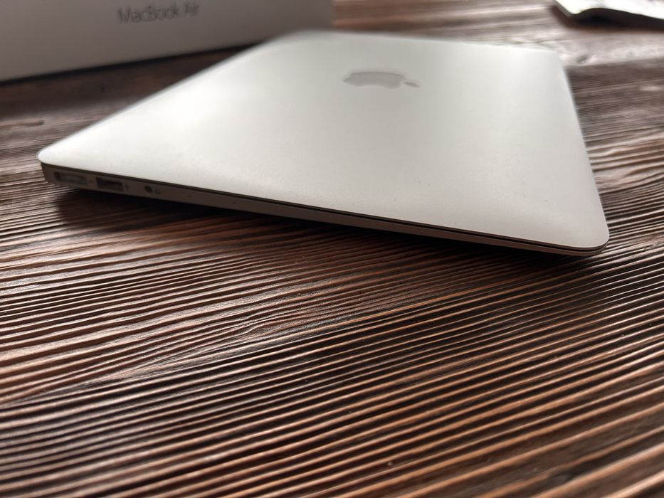MacBook Air 13” 128 GB SSD 8 GB RAM