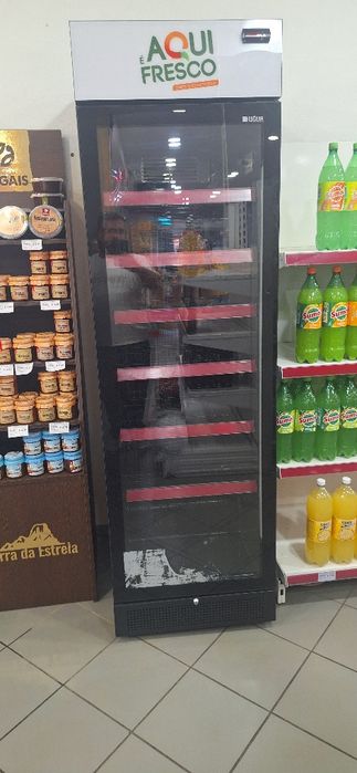Várias máquinas industriais para restaurante ou supermercado