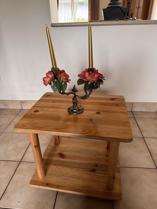 Mały stolik sosnowy na kółkach - 45 cm, piętrowy.