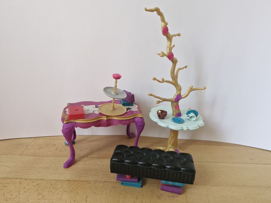 Меблі Барбі та монстер хай