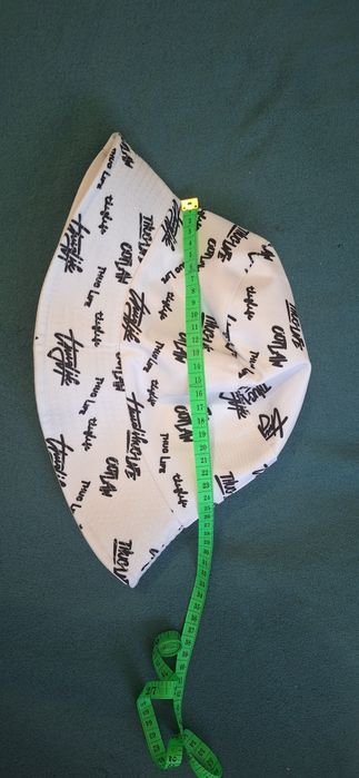 Стильная белая панама с контрастным черным принтом.