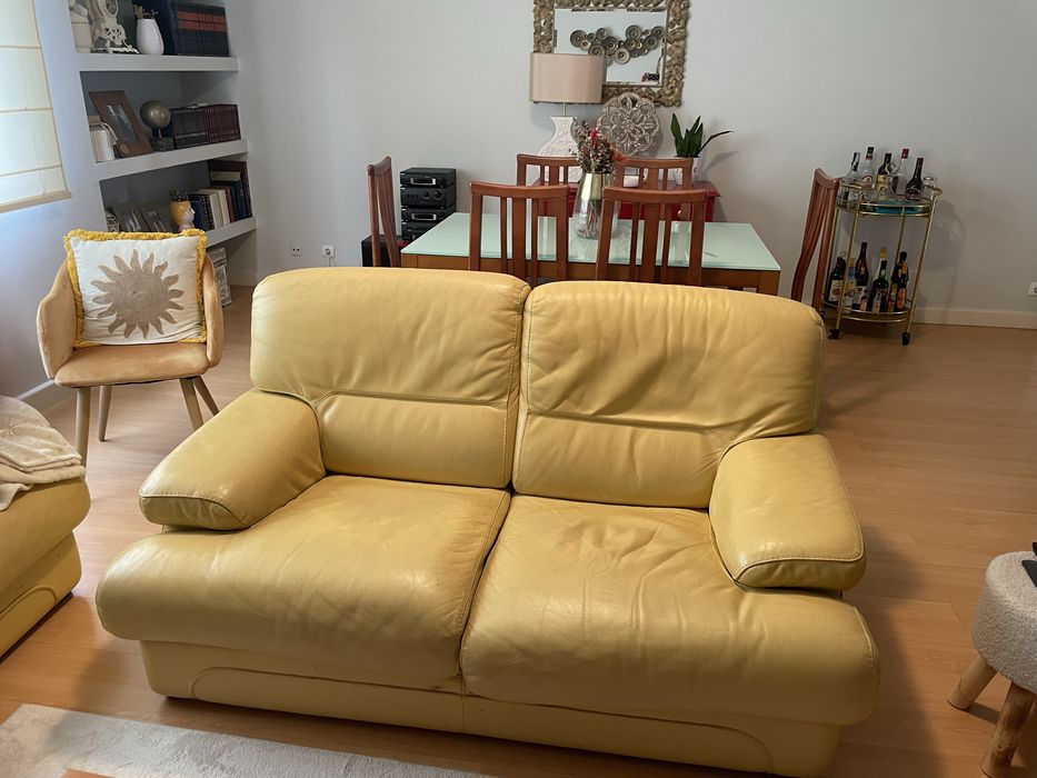 Sofás em pele de cor amarela