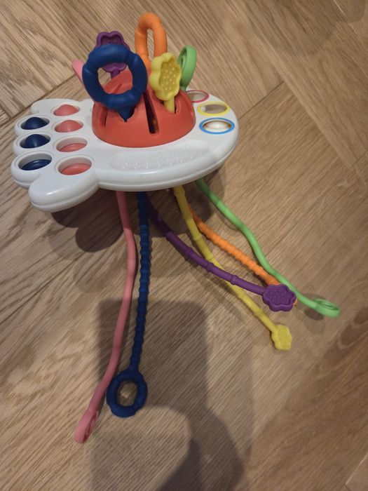 Grzechotka z silikonowym sznurkami