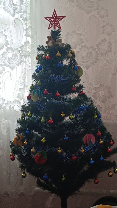 Искусственная ёлка 1.5м. + украшения + гирлянда