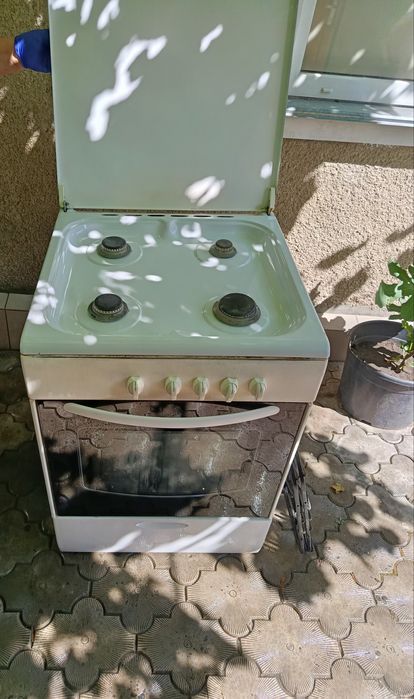 Продам газовую плиту
