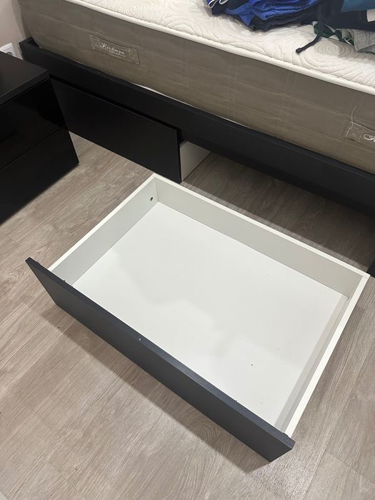 Cama e conjunto mobiliário