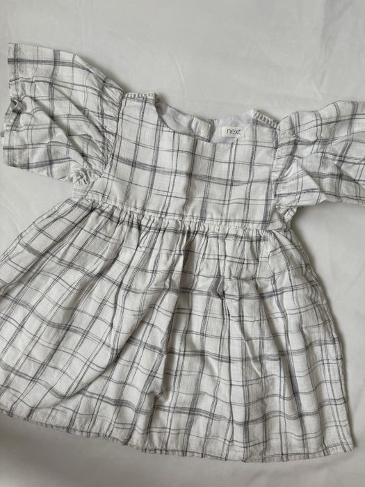 Zestaw sukienek biała w kratę i czerwona z tiulem  Marka NEXT, H&M  Rozmiar 74