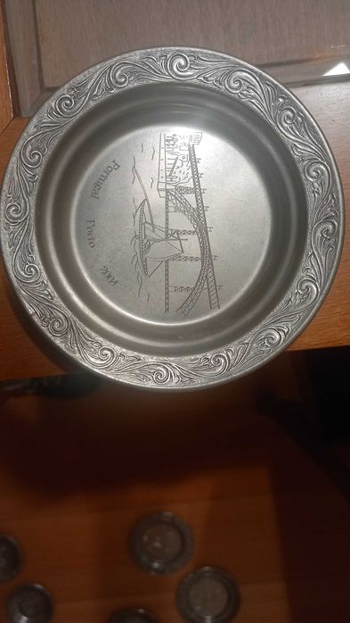 Conjunto de pratos em estanho com carimbo sobre a cidade do porto.