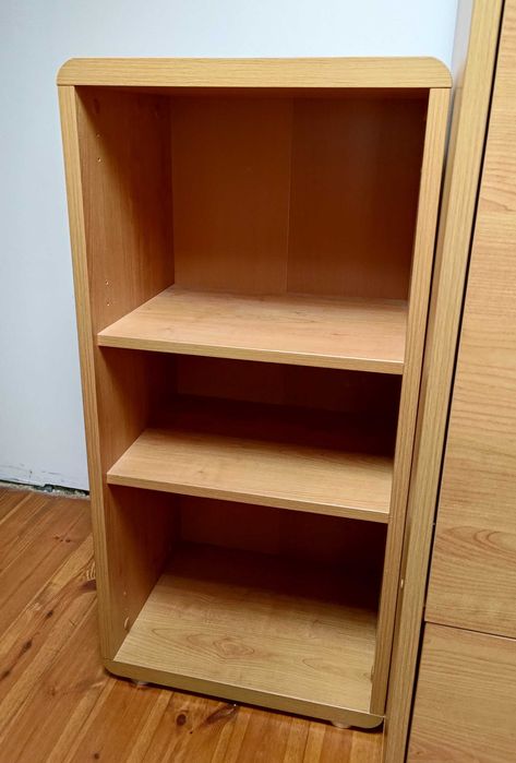 Regał niski, gruba płyta - szafa ubraniowa z zestawu na innej aukcji.