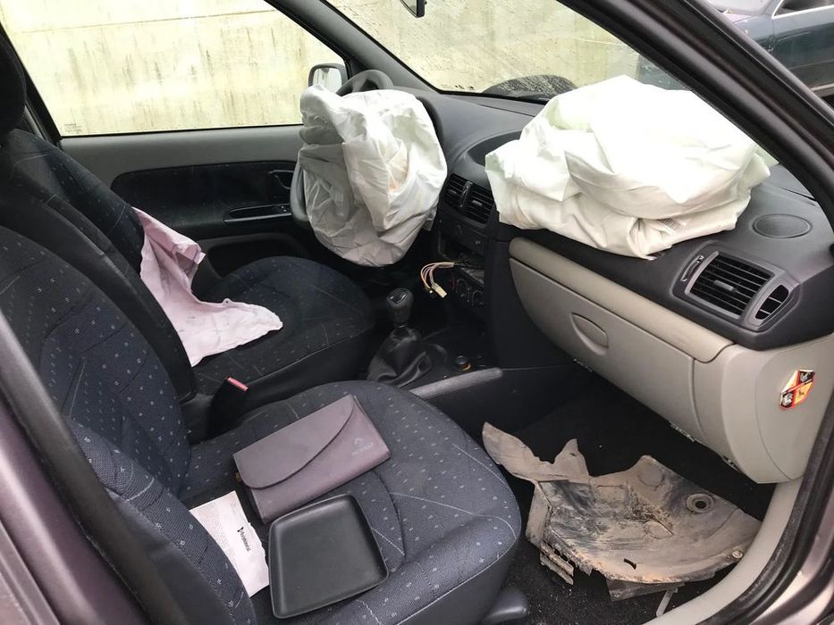 Renault Clio II 1.2 5P 2002 - Para Peças
