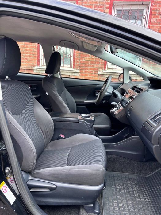Toyota prius v 2015 1.8