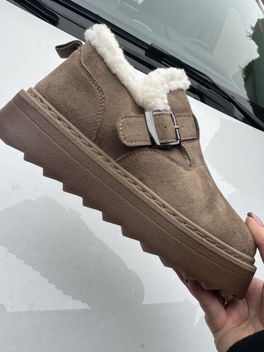 Коротенькі натуральні уггі