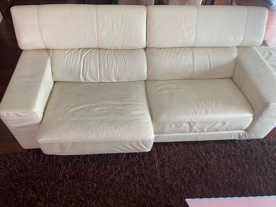 Sofá em Pele Natural + Pufe | Bom estado | Chaise Longue | Design Moderno