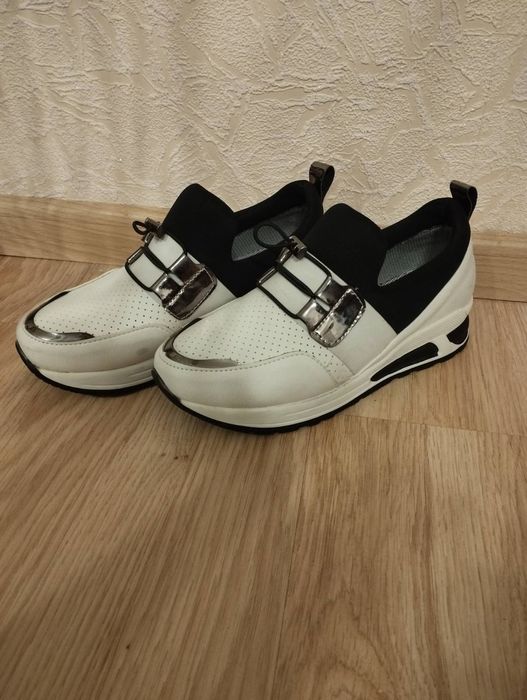 Жіночі шкіряні туфлі