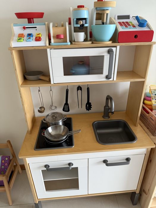 Cozinha Ikea com vários acessórios e conjunto de maquinas e alimentos