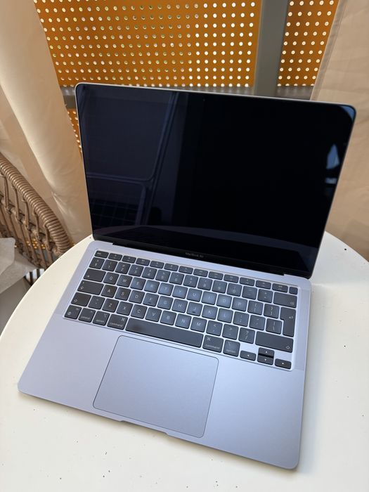 Laptop Macbook Air M1 8/256 - space gray - świetny stan!