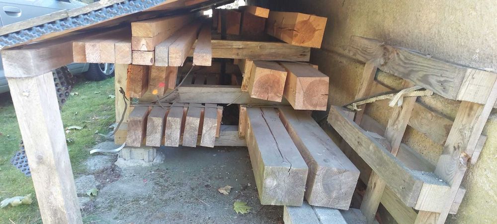 Drewno konstrukcyjne (słupy, krokwie)