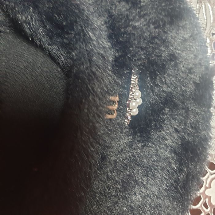 Beret czarny marki Monnari z pomponem lisa.