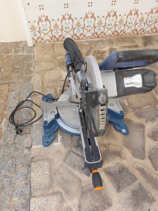 Serra de mesa DESTER 2000W com pouco uso e ainda oferço mota.serra