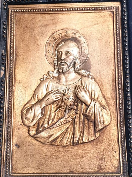 Antiga imagem de Sagrado Coração Jesus em latão dourado emoldurada