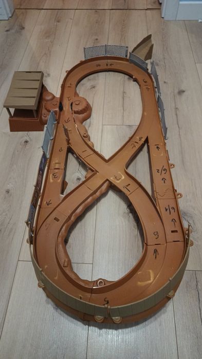 Cars auta zig zag McQueen tor wyścigowy błotnista ósemka