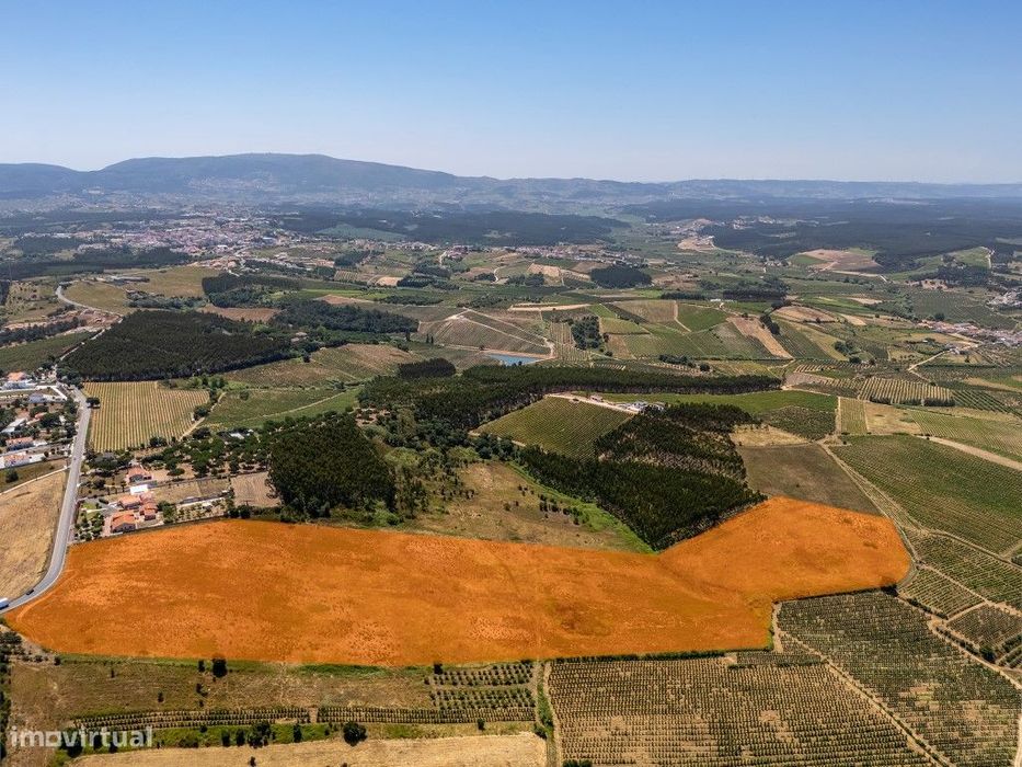 Terreno para construção de uma moradia, também com viabilidade para...