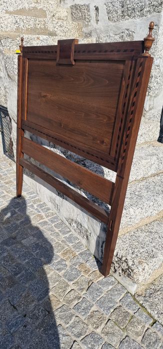 Tenho 2 camas maciças  e mesa e cadeiras  santa marinha Zêzere  Baião