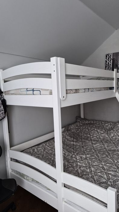 Двоповерхове дерев'яне ліжко