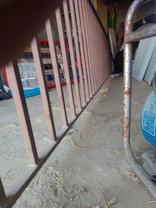 Grade de ferro com portão em óptimo estado de conservação