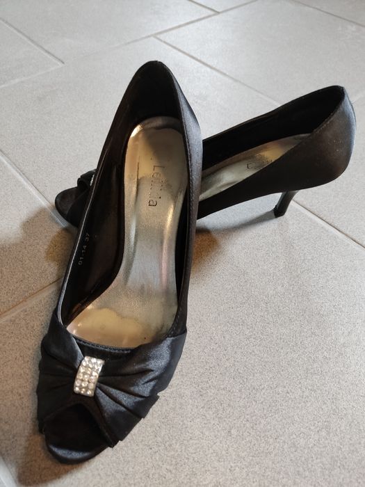 Eleganckie satynowe buty na obcasie z odkrytymi palcami