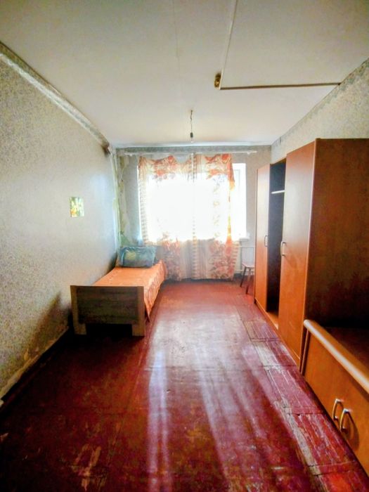 Сдам комнату по ул.Лахтинская(район рынка)5/5. Мебель,холодильник.1500+ к.у.