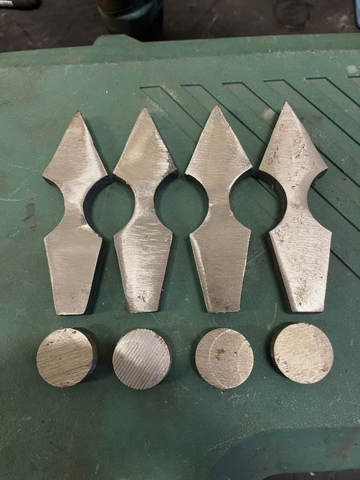 Groty, szpice, czubki stalowe z podstawka