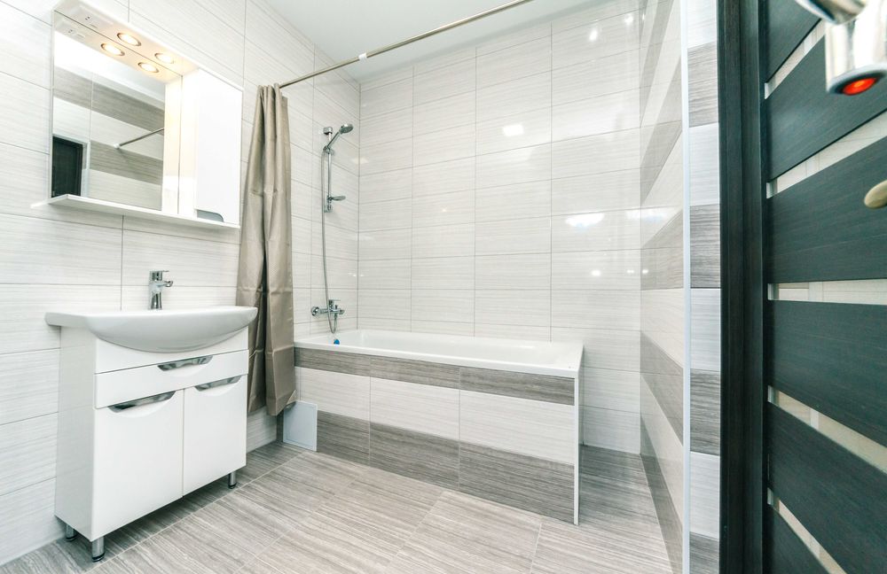 Затишна двокімнатна. При відключенні світла - ліфти працюють, вода є.