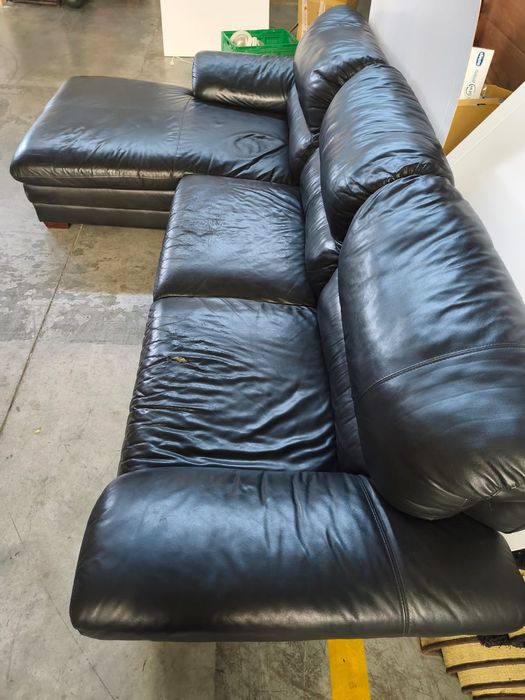 Sofá em couro preto, com chaiselong.