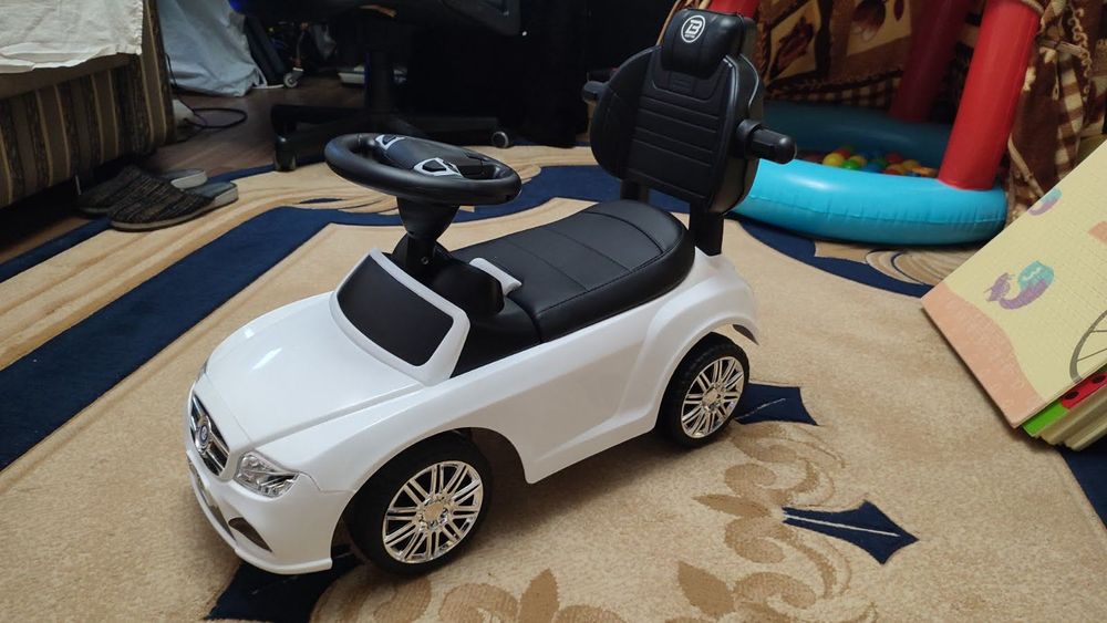 Машинка толокар Bambi нова